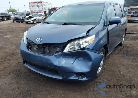 2014 Toyota Sienna Le V6 7 Passenger Auto Access Seat/Le V6 7 Passenger Mobility/Le V6 8 Passenger z USA, uszkodzony, nr VIN 5TDKK3DC4ES427453